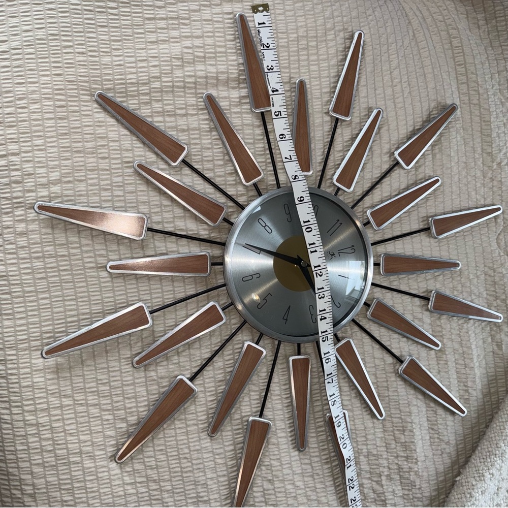 SOLD!! 🛑 MCM Repro Infinity Instruments Starburst Clock - Picture 4 of 8